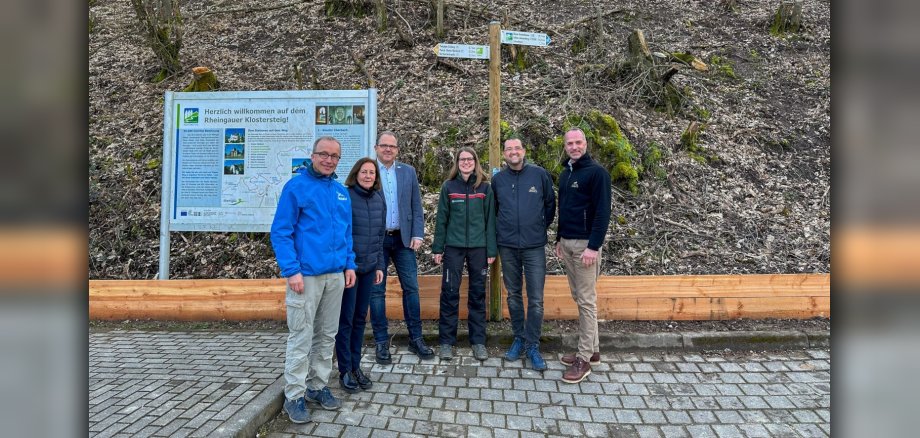 Gruppenfoto der beteiligten Akteure vor dem neuen Krötenzaun