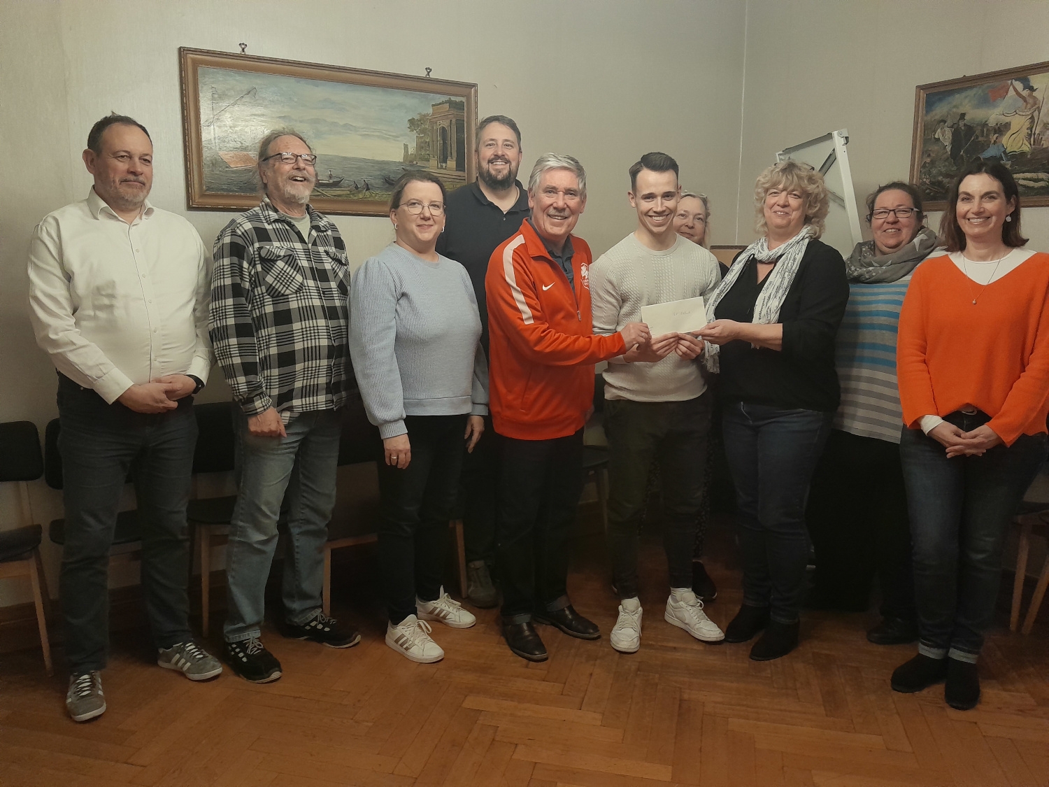 Mitglieder des Ortsbeirates bei der Übergabe der Spende an Mitglieder des Sportvereins