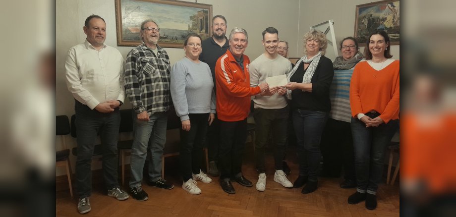 Mitglieder des Ortsbeirates bei der Übergabe der Spende an Mitglieder des Sportvereins