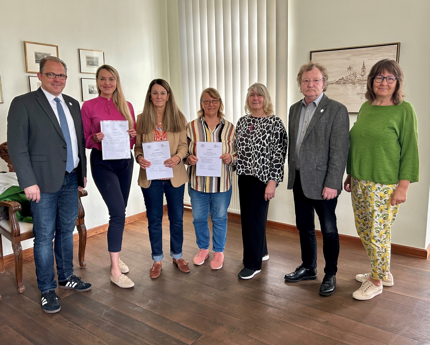 Gruppenfoto der Beteiligten mit Bürgermeister