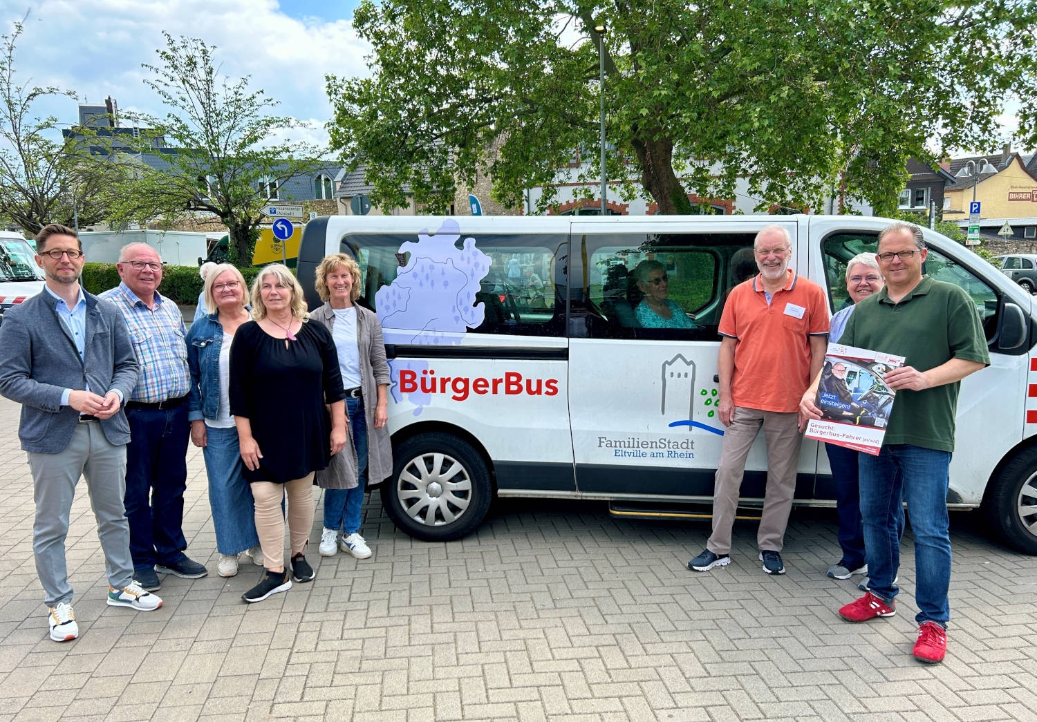 8 Personen stehen vor dem Eltviller Bürgerbus