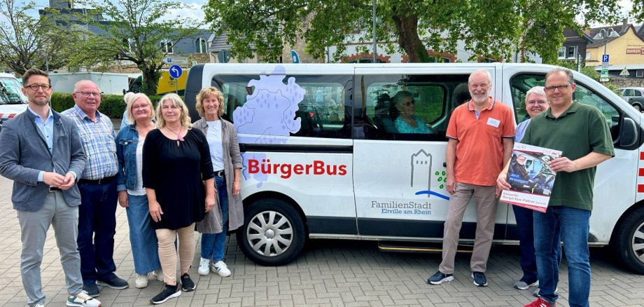 8 Personen stehen vor dem Eltviller Bürgerbus
