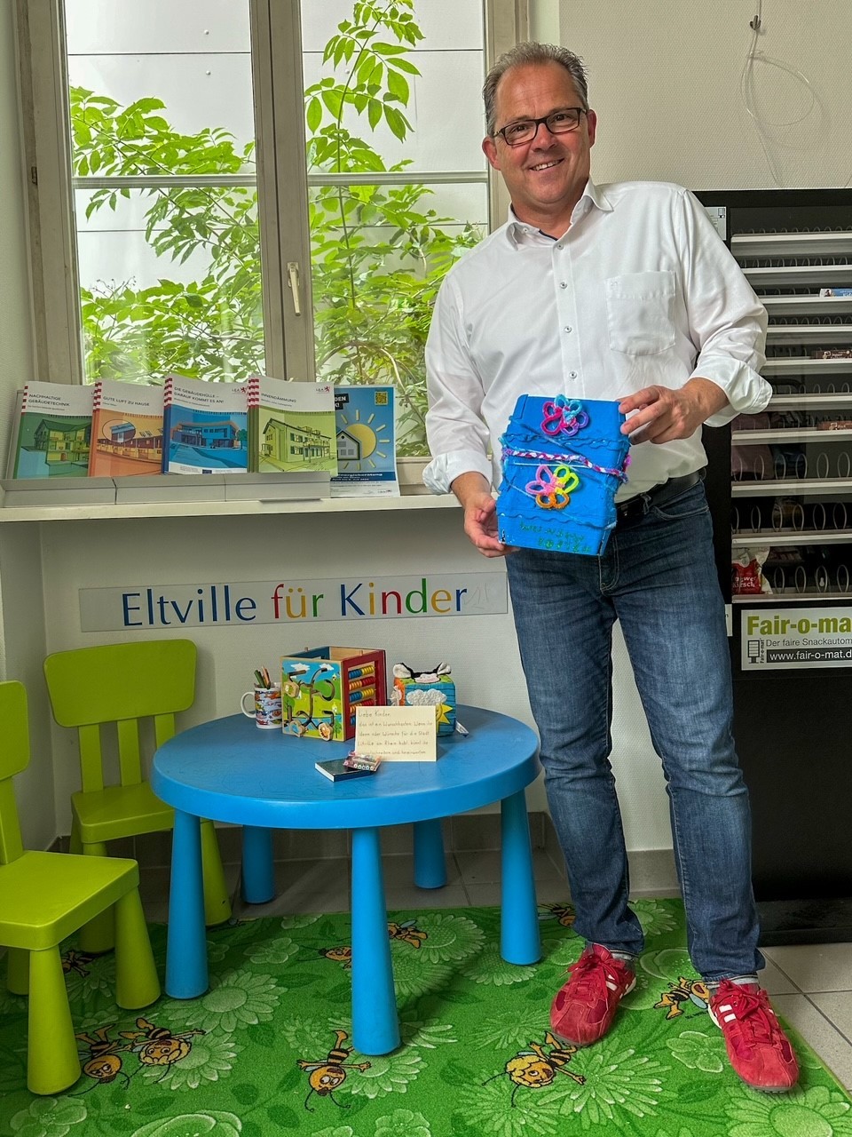 Bürgermeister Kunkel mit dem blauen, gebastelten Briefkasten für Kinderwünsche