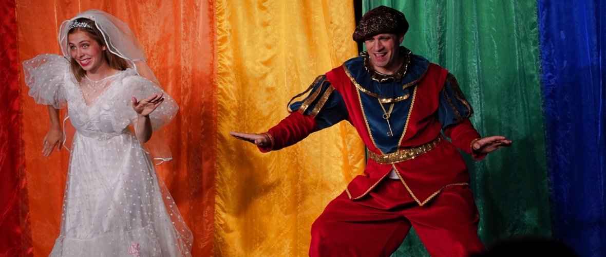 Verkleidete Schauspieler augf der Bühne