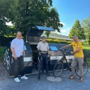 Bürgermeister, Stadtrat und Mitarbeiter der Stadt mit Rädern vor den neuen Radboxen