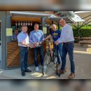 Gruppenfoto mit dem Reparaturset am Weinstand