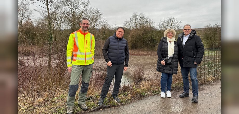 Forstassessor Steffen Conrad (v.l.), StadtWerke-Betriebsleiter Stefan Seyffardt, Ortsvorsteherin Claudia Rohrmann und Bürgermeister Patrick Kunkel haben das Rückhaltebecken in Erbach vor Ort begutachtet.