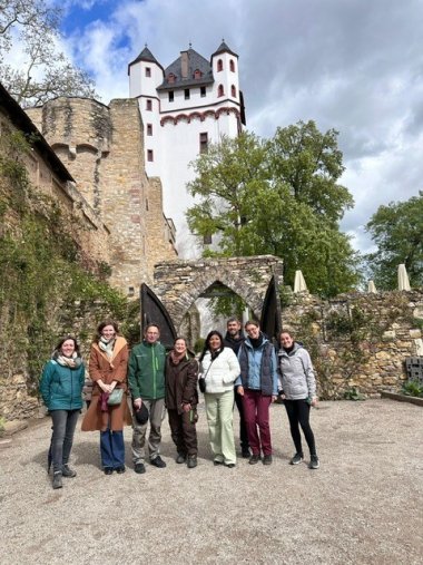 Gruppenfoto vor der Burg