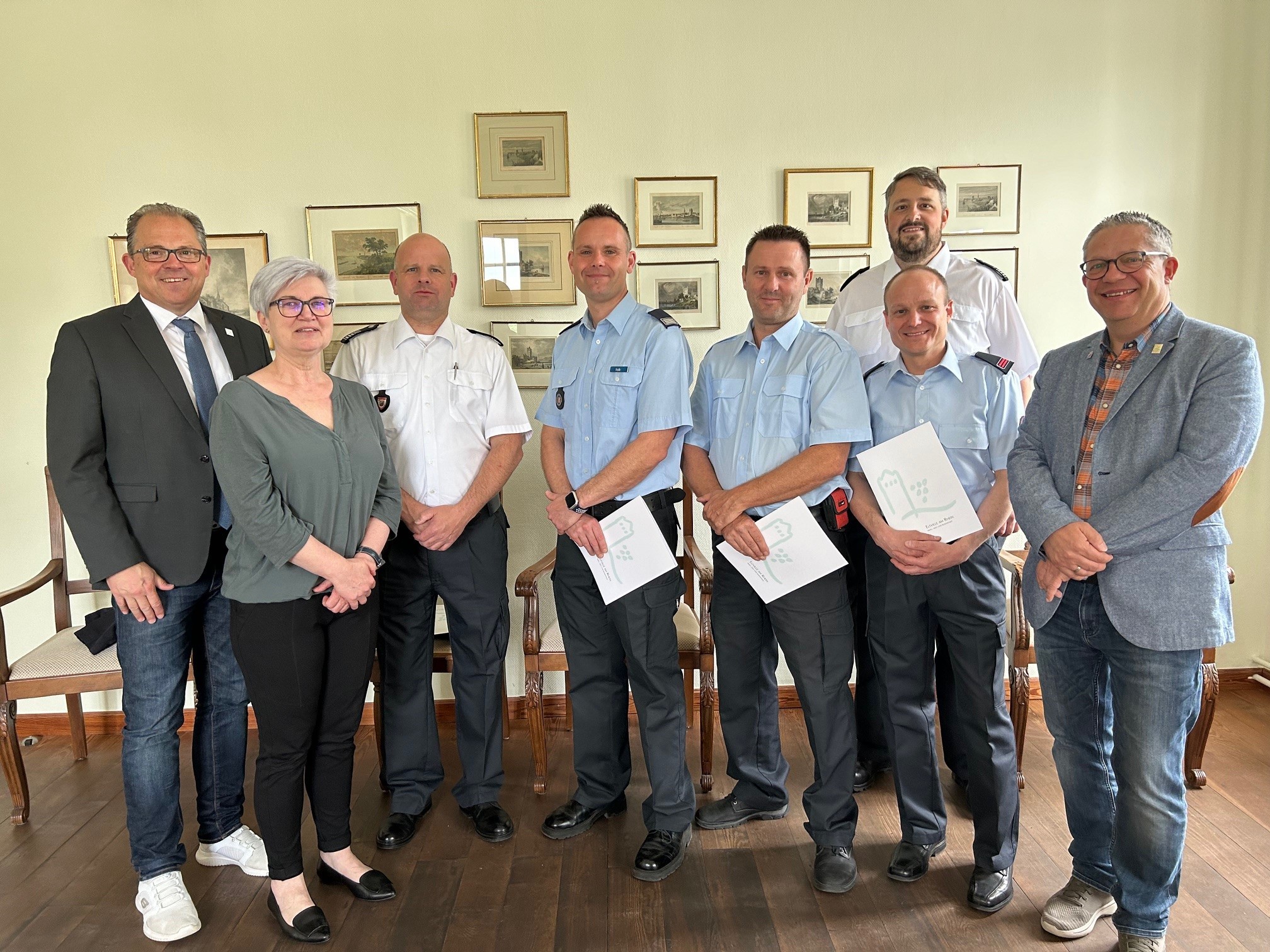 Gruppenfoto von der Urkundenübergabe