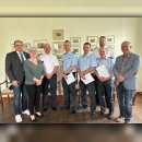 Gruppenfoto von der Urkundenübergabe