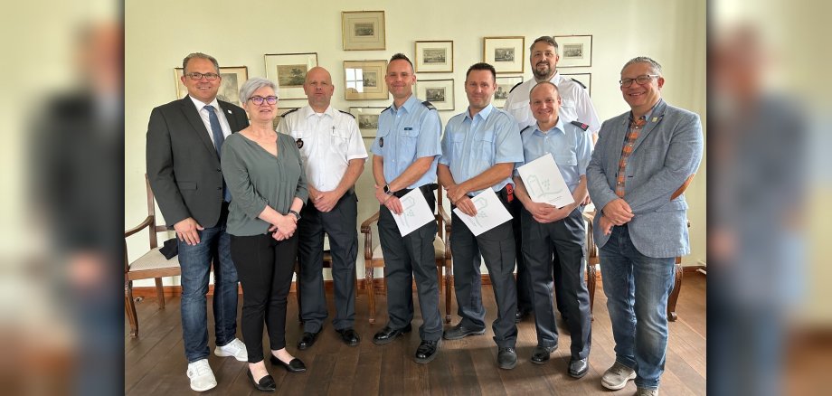 Gruppenfoto von der Urkundenübergabe