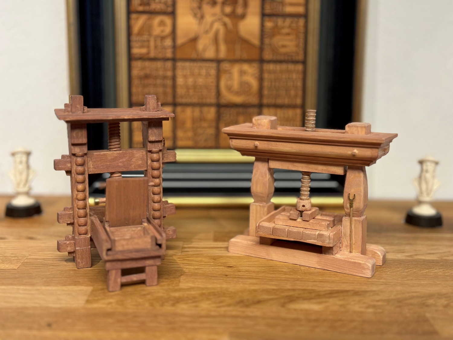 Eine kleine Druckerpresse aus Holz