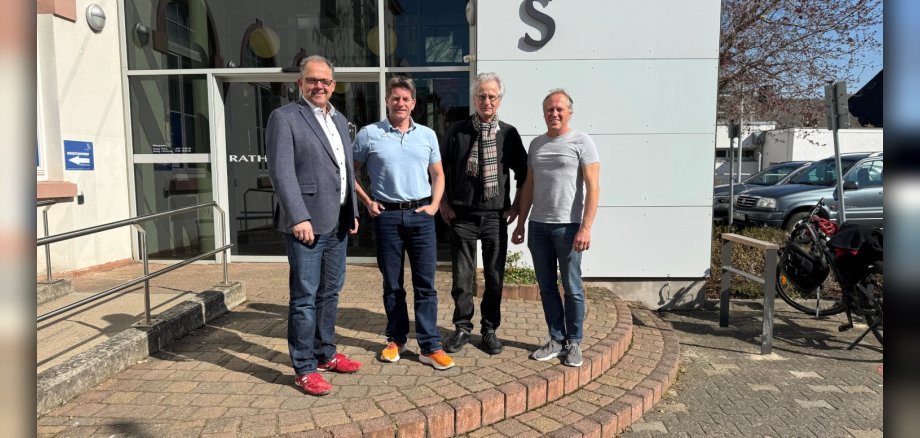 Gruppenfoto mit dem Bürgermeister und drei Beratern vorm Eltviller Rathaus