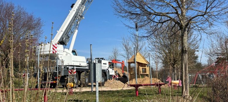 Der Kletterturm auf dem Spielplatz Rieslingstraße wird mit Hilfe eines Krans eingesetzt. Mit Hilfe eines Krans wird ein Kletterturm aus Holz auf dem Spielplatz Rieslingstraße an seinen Platz gestellt und eingesetzt.