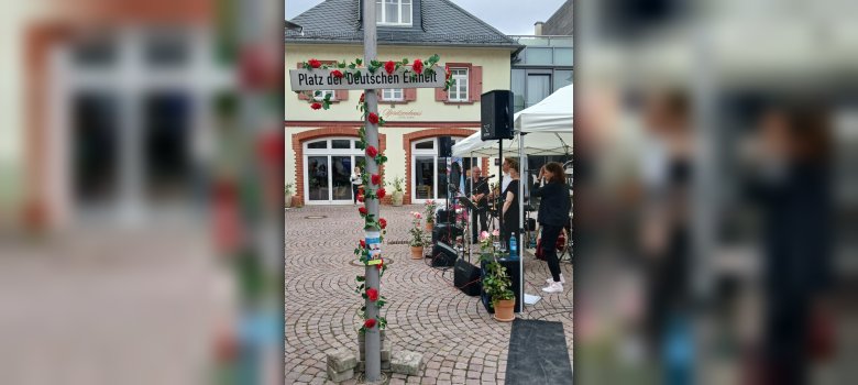 Live Musik auf dem Platz der Deutschen Einheit Eine Musikband, ein Schild "Platz der Deutschen Einheit", Blick auf die Mediathek