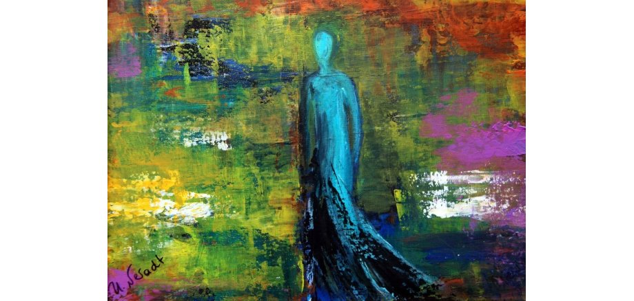 Gemälde mit einer blauen weiblichen Figur vor farbigem Hintergrund