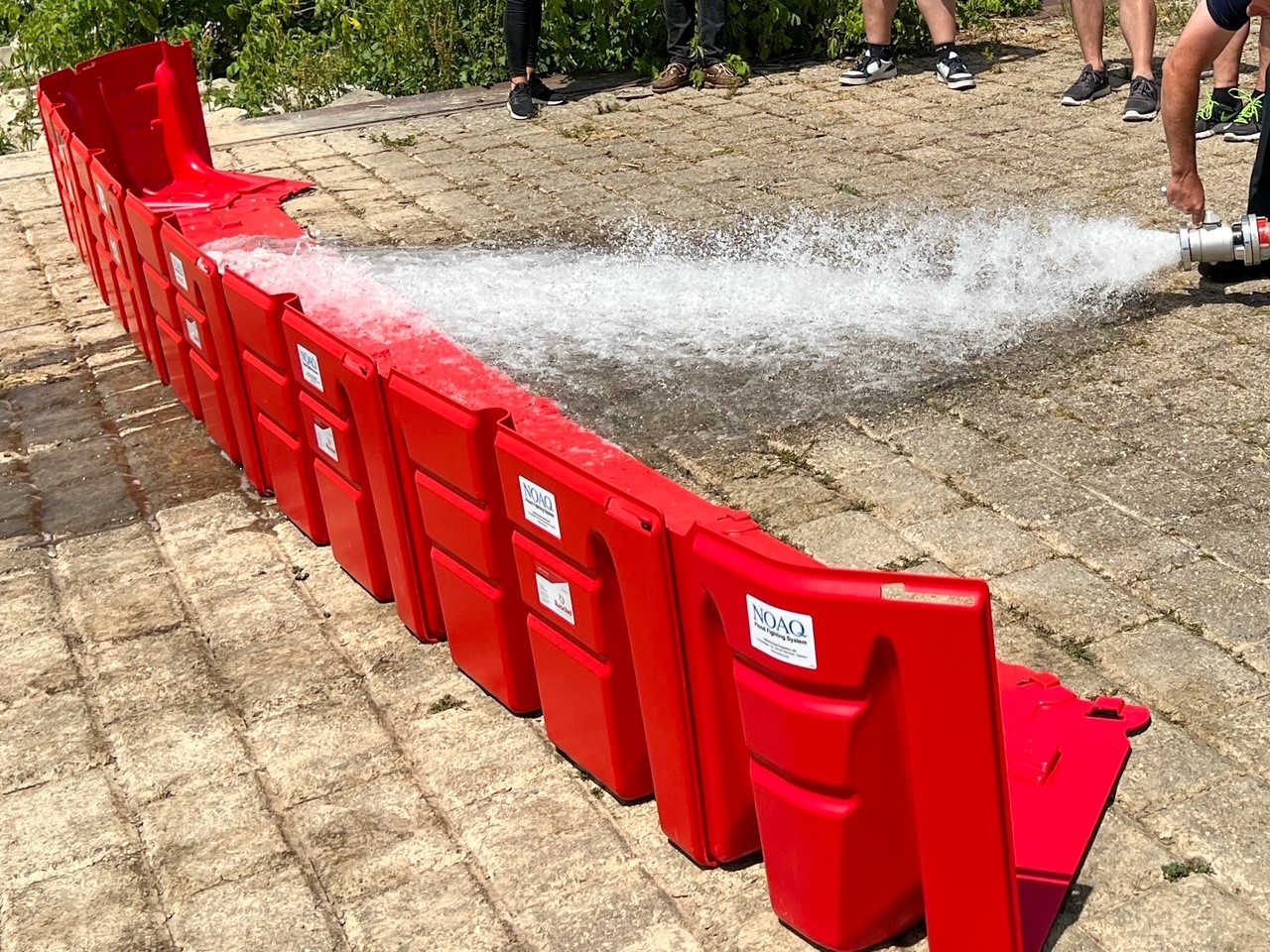 Eine rote Schutzwand gegen Hochwasser