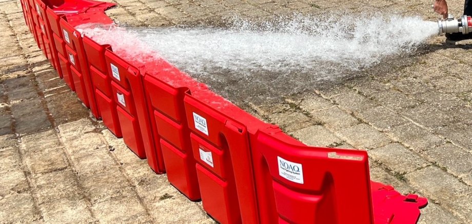 Eine rote Schutzwand gegen Hochwasser