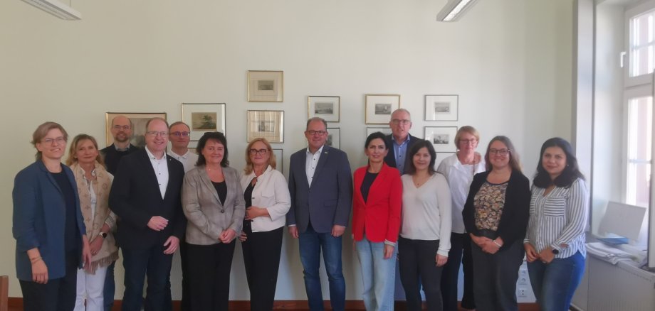 Bürgermeister Patrick Kunkel und Stadtverordnetenvorsteher Ingo Schon empfingen eine Delegation aus Polen im Eltviller Rathaus.