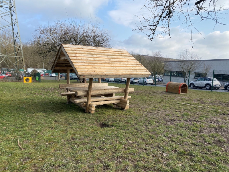 Hundewiese in Eltville mit Sitzgruppe für Besitzer