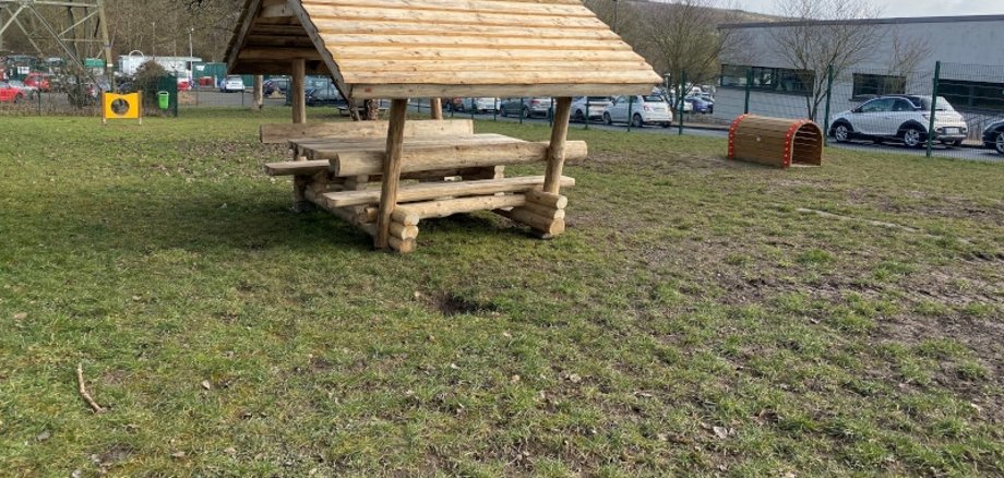 Hundewiese in Eltville mit Sitzgruppe für Besitzer
