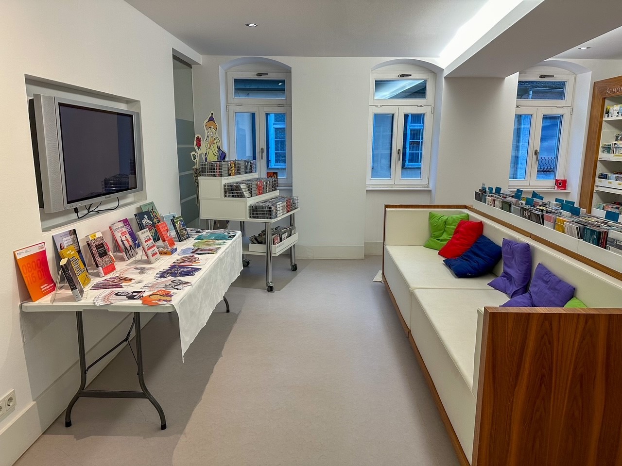 Tisch mit Infomaterial in der Mediathek Eltville