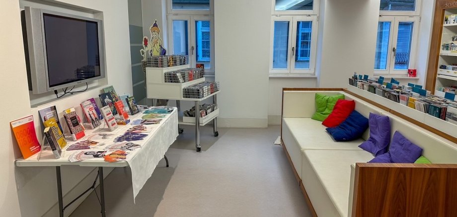 Tisch mit Infomaterial in der Mediathek Eltville