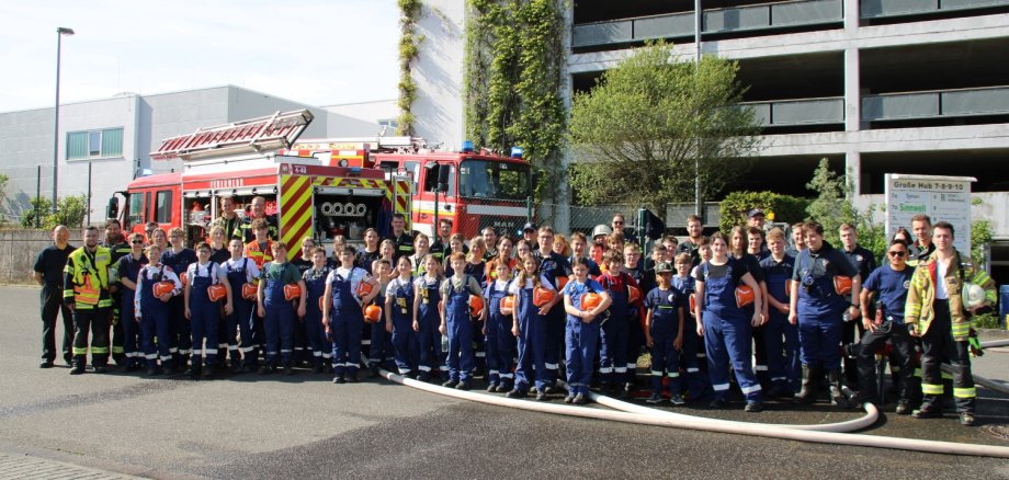 Berufsfeuerwehrtag der Jugendfeuerwehren Eltville, Erbach und Martinsthal Eine Gruppe von jungen Menschen in Feuerwehruniformen, die vor einem Feuerwehrauto stehen.