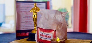 Eine goldene Oscar-Figur, daneben ein Schild mit dem Text: Eltville präsentiert Ehrenamt und sagt Danke.
