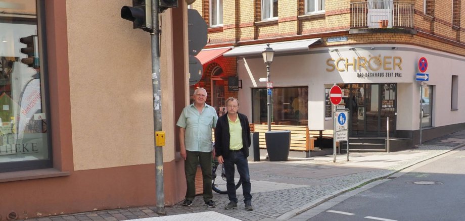 Verkehrsdezernent Hans-Walter Pnischeck (rechts) begutachtet zusammen mit Horst Korte, dem Seniorenbeauftragten der Stadt, den gerade realisierten barrierefreien Ausbau der Kreuzung Schwalbacher Straße mit Kiliansring und Gutenbergstraße.