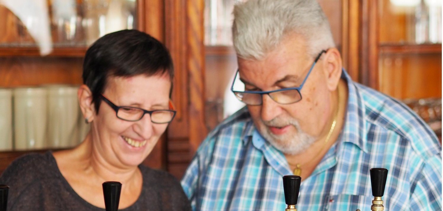 Birgit und Reiner Burger feiern mit ihrem Eltviller Rosenstübchen 20-jähriges Jubiläum. Birgit und Reiner Burger an der Zapfanlage in ihrem Rosenstübchen.
