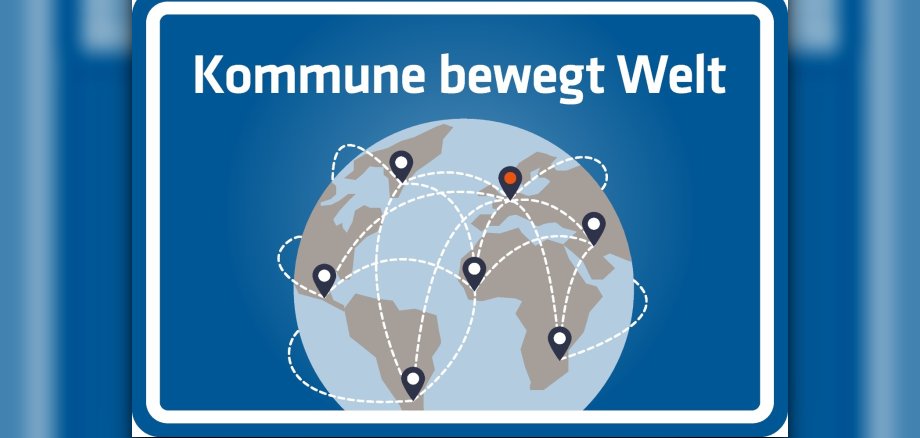 Grafik einer Weltkugel, auf der verschiedene Punkte verknüpft sind. Oberhalb steht der Schriftzug "Kommune bewegt Welt".