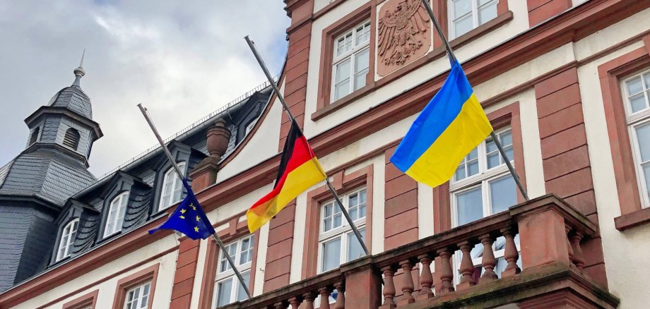 Am Eltviller Rathaus sind die Europaflagge, Deutschlandflagge und ukrainische Flagge gehisst.