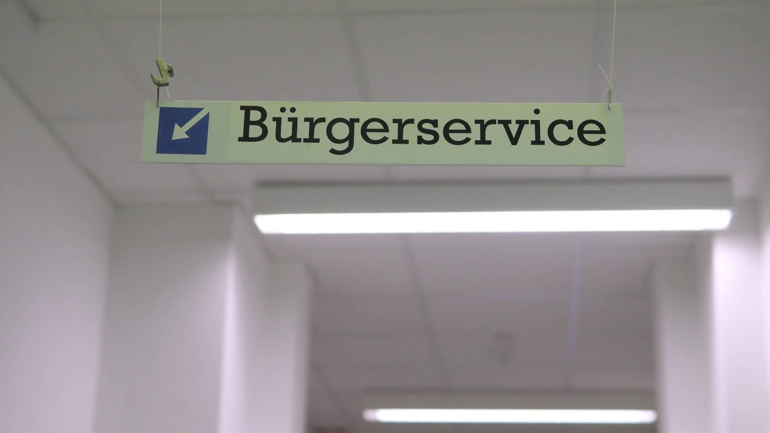Das Team vom Bürgerservice ist Ihr Ansprechpartner. Ein Schild mit der Aufschrift "Bürgerservice" hängt von der Decke.