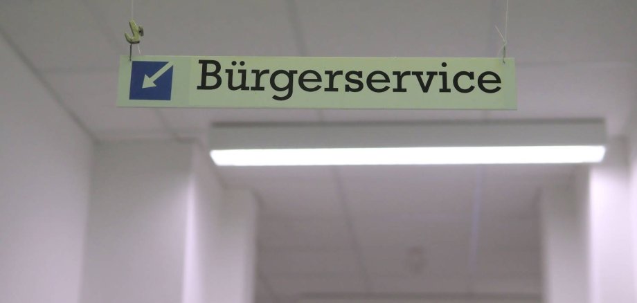 Ein Schild mit der Aufschrift "Bürgerservice" hängt von der Decke.