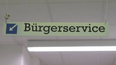 Das Team vom Bürgerservice ist Ihr Ansprechpartner. Ein Schild mit der Aufschrift "Bürgerservice" hängt von der Decke.