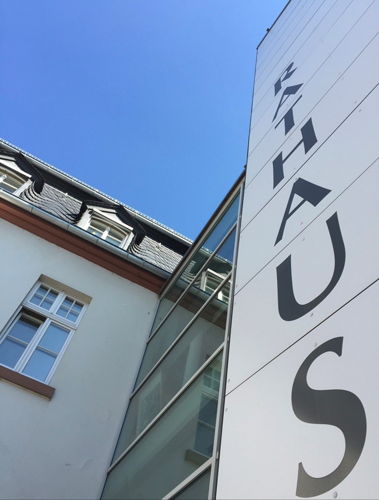 Blick auf den Schriftzug am Eltviller Rathaus aus der Froschperspektive von unten.