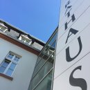 Blick auf den Schriftzug am Eltviller Rathaus aus der Froschperspektive von unten.