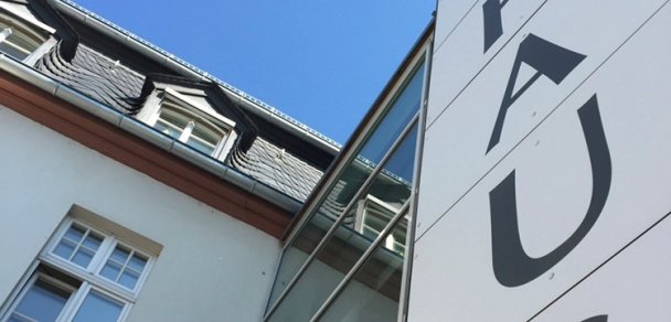 Blick auf den Schriftzug am Eltviller Rathaus aus der Froschperspektive von unten.
