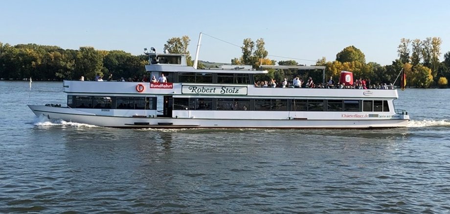 Schiff "Robert Stolz" auf dem Rhein mit Passagieren an Bord