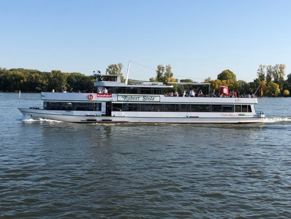 Schiff "Robert Stolz" auf dem Rhein mit Passagieren an Bord