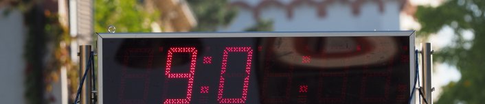 Zeitmesser beim Familienlauf, Kurfürstliche Burg zeichnet sich im Hintergrund ab