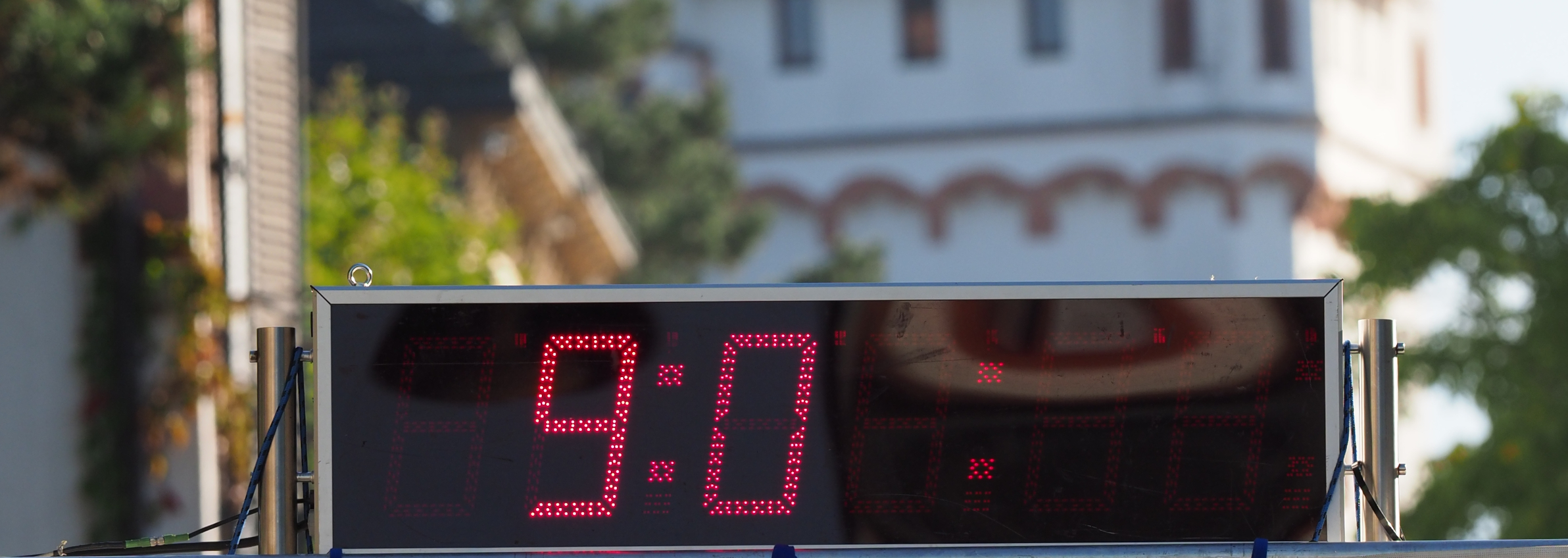 Zeitmesser beim Familienlauf, Kurfürstliche Burg zeichnet sich im Hintergrund ab