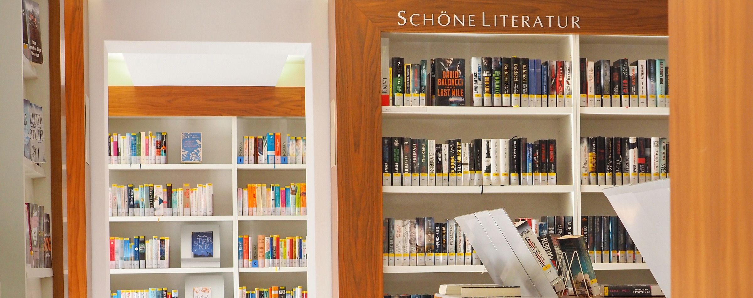 Gefüllte Bücherregale in der Mediathek.