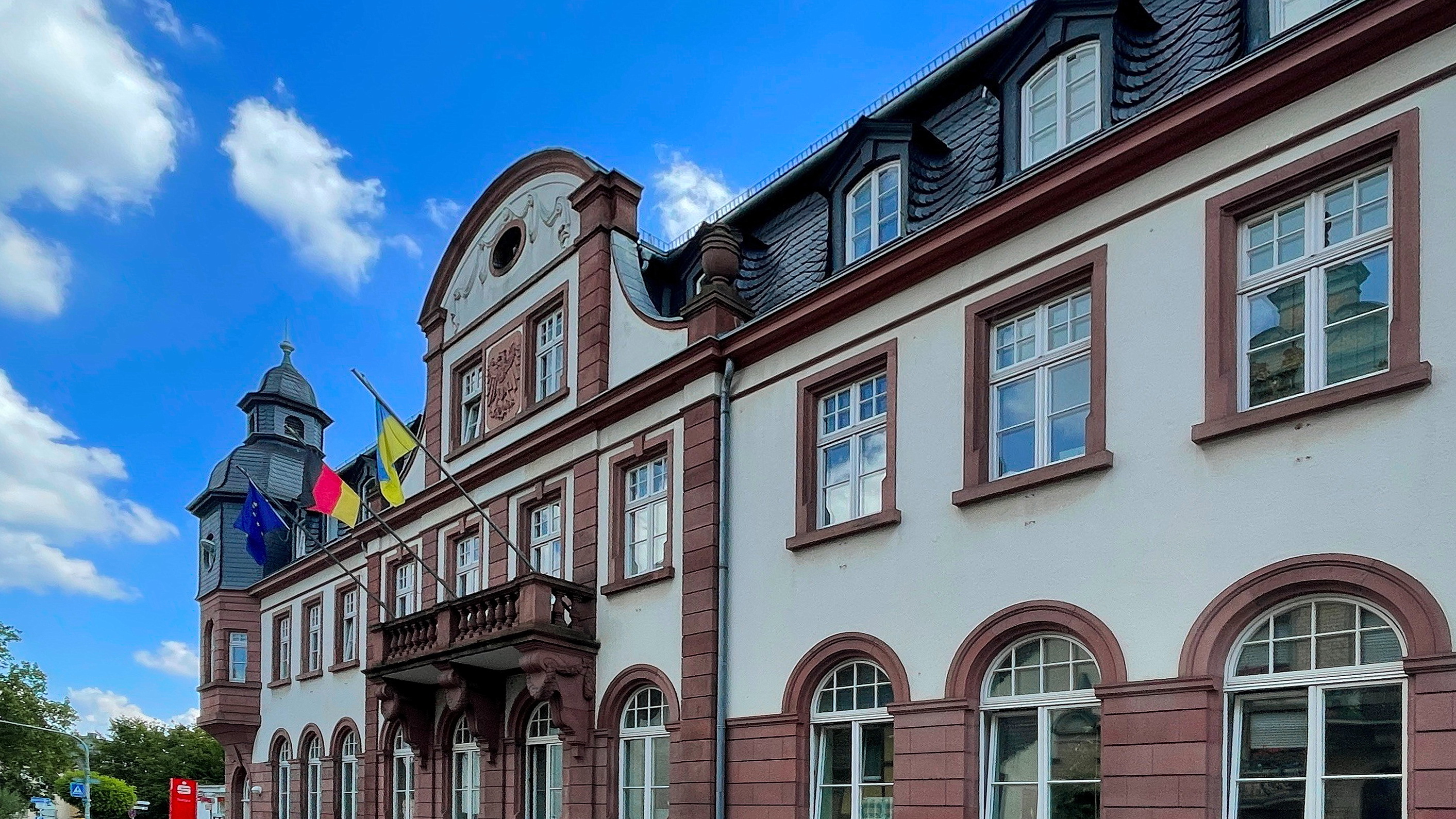 Rathaus Eltville Blick auf das Rathaus in Eltville - die Deutsche, Ukrainische und Europäische Flagge sind gehisst.