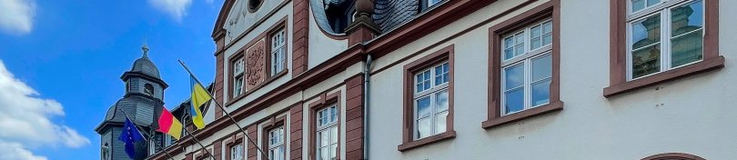Blick auf das Rathaus in Eltville - die Deutsche, Ukrainische und Europäische Flagge sind gehisst.