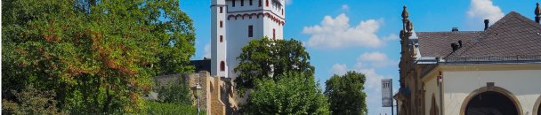 Blick auf die Burg, entlang des Leinfpades stehen Bänke zum Verweilen.