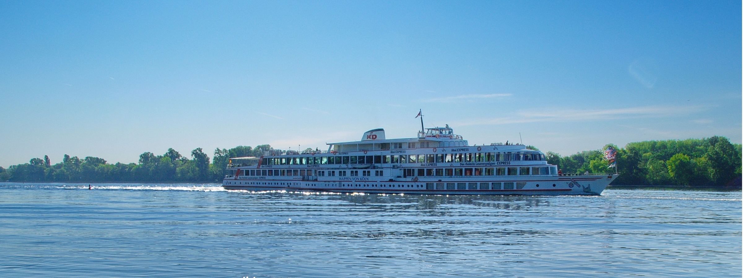Eine Schifffahrt auf dem Rhein bei Sonnenschein - was kann schöner sein? Ein Schiff fährt auf dem Rhein.