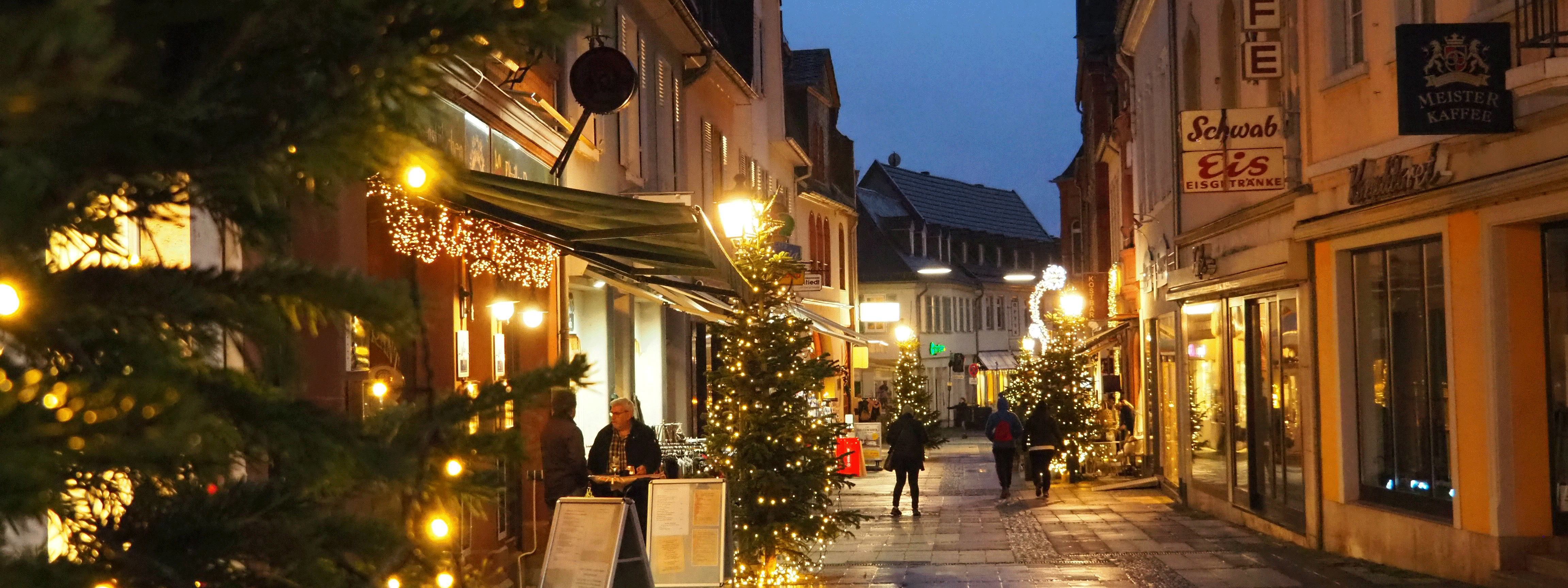 Weihnachtlich geschmückte und beleuchtete Eltviller Fußgängerzone
