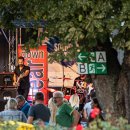 Die Band "Gear Down" performt auf der Bühne im Freibad Eltville.